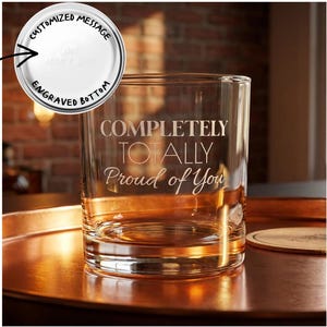 Vaso de whisky personalizado con grabado "Orgulloso de ti", vaso de bar personalizado para regalo de graduación, cristalería para celebración de felicitaciones.