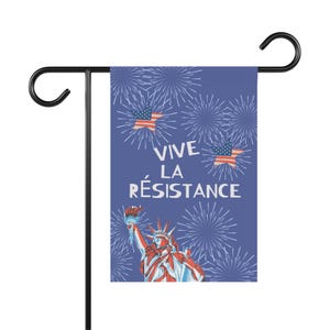 Peut inclure: Un drapeau de jardin avec un fond bleu pr&eacute;sente la Statue de la Libert&eacute; en rouge, blanc et bleu, ainsi que des feux d'artifice et des drapeaux am&eacute;ricains. Le texte "VIVE LA R&Eacute;SISTANCE" est affich&eacute; en blanc.