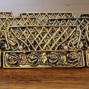 VTG Treliça de metal dourado ornamentado com rosas e pérolas para porta-cartões de lugar
