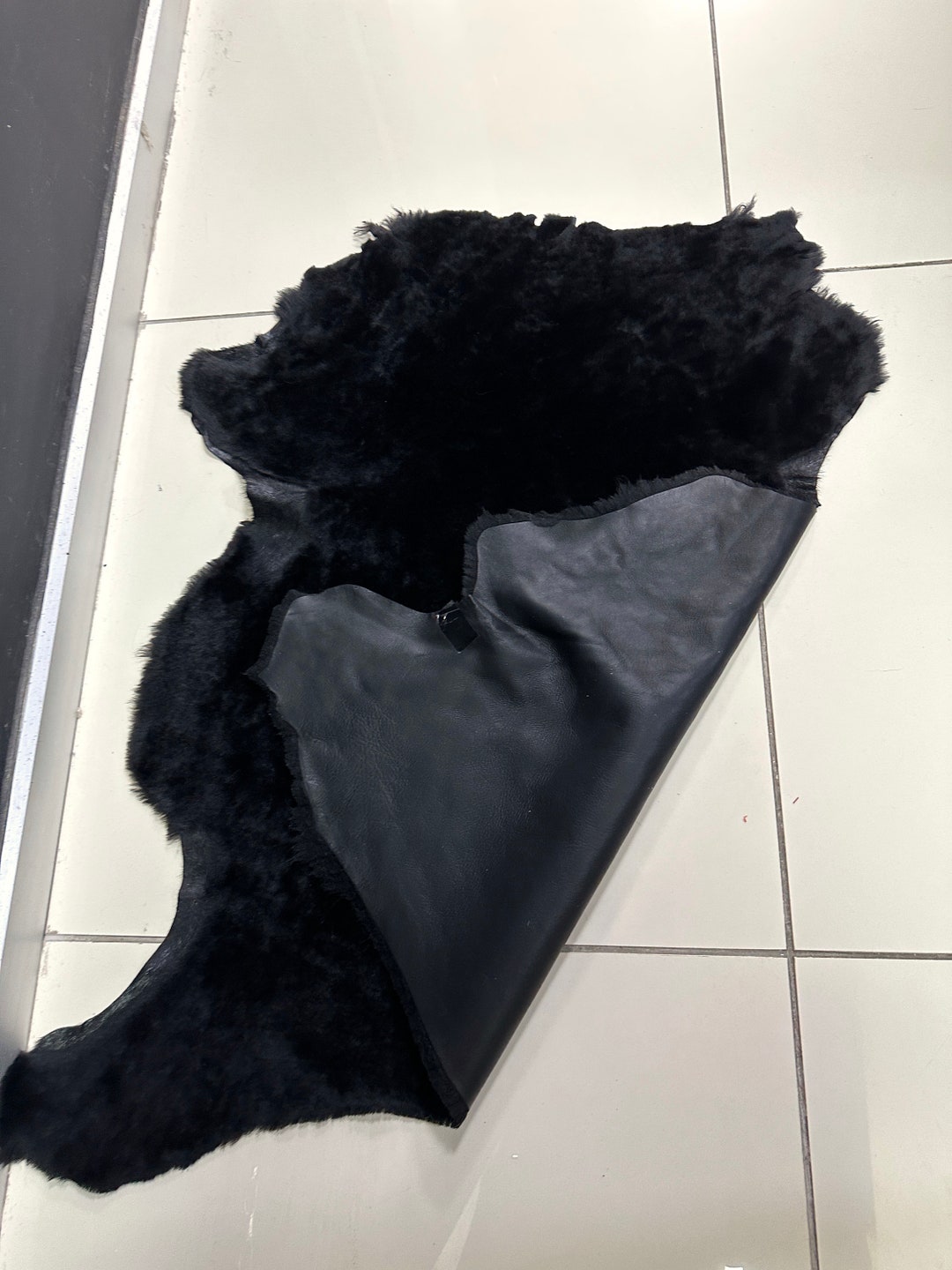 WEDGE BLACK SHEEPSKIN