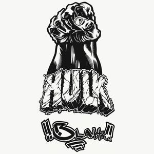 Può includere: Illustrazione grafica in bianco e nero di un pugno chiuso con la parola "HULK" in un carattere spaccato e squadrato. Sotto, la parola "BLAH!!" è visualizzata in un carattere stilizzato, accompagnata da punti esclamativi e linee.