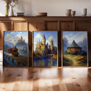 Puede incluir: Tres impresiones artísticas enmarcadas que representan escenas de un mundo de fantasía. Una muestra un tren rojo sobre un puente, otra un castillo sobre un acantilado y la tercera una pequeña cabaña. Las impresiones tienen una paleta de colores cálidos.