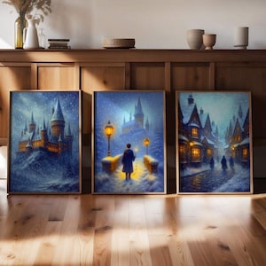 Puede incluir: Tres impresiones artísticas enmarcadas que representan una escena nocturna nevada. Las impresiones presentan un castillo, una persona en un puente y una calle del pueblo, todo iluminado por una luz cálida. La obra tiene un tema de fantasía.