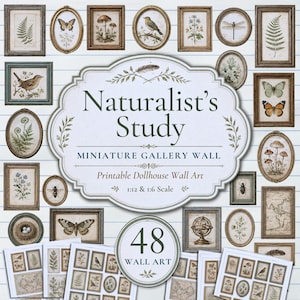 Puede incluir: Una colección de 48 piezas de arte mural en miniatura imprimibles para casas de muñecas, con varias ilustraciones enmarcadas de naturaleza, incluyendo helechos, mariposas, aves, hongos y mapas, con el texto Naturalist's Study Miniature Gallery Wall.