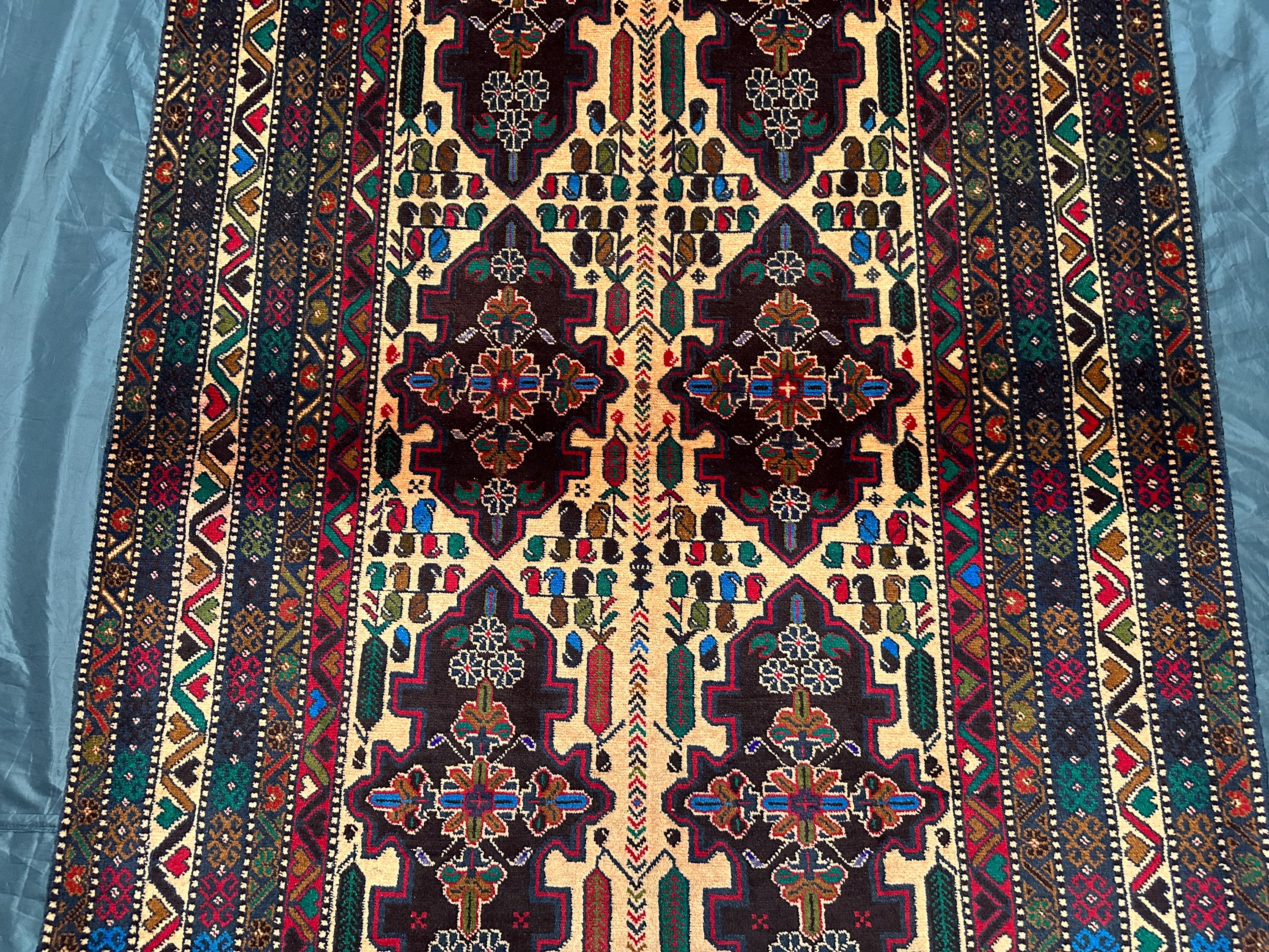 ヴィンテージ バルーチウールラグ：4 x 7フィート、幾何学模様の