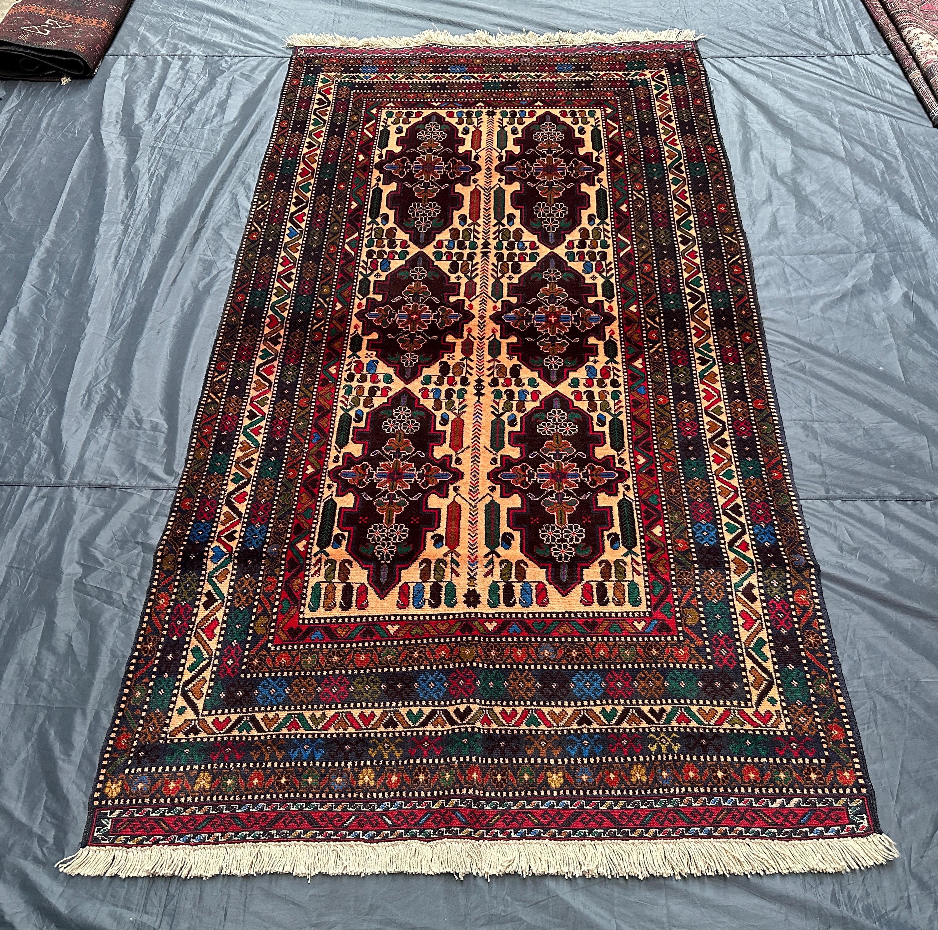 ヴィンテージ バルーチウールラグ：4 x 7フィート、幾何学模様の