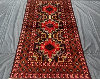 Alfombra Baluchi Vintage de Lana: Diseño Floral Geométrico Afgano (1,1 x 2 m)