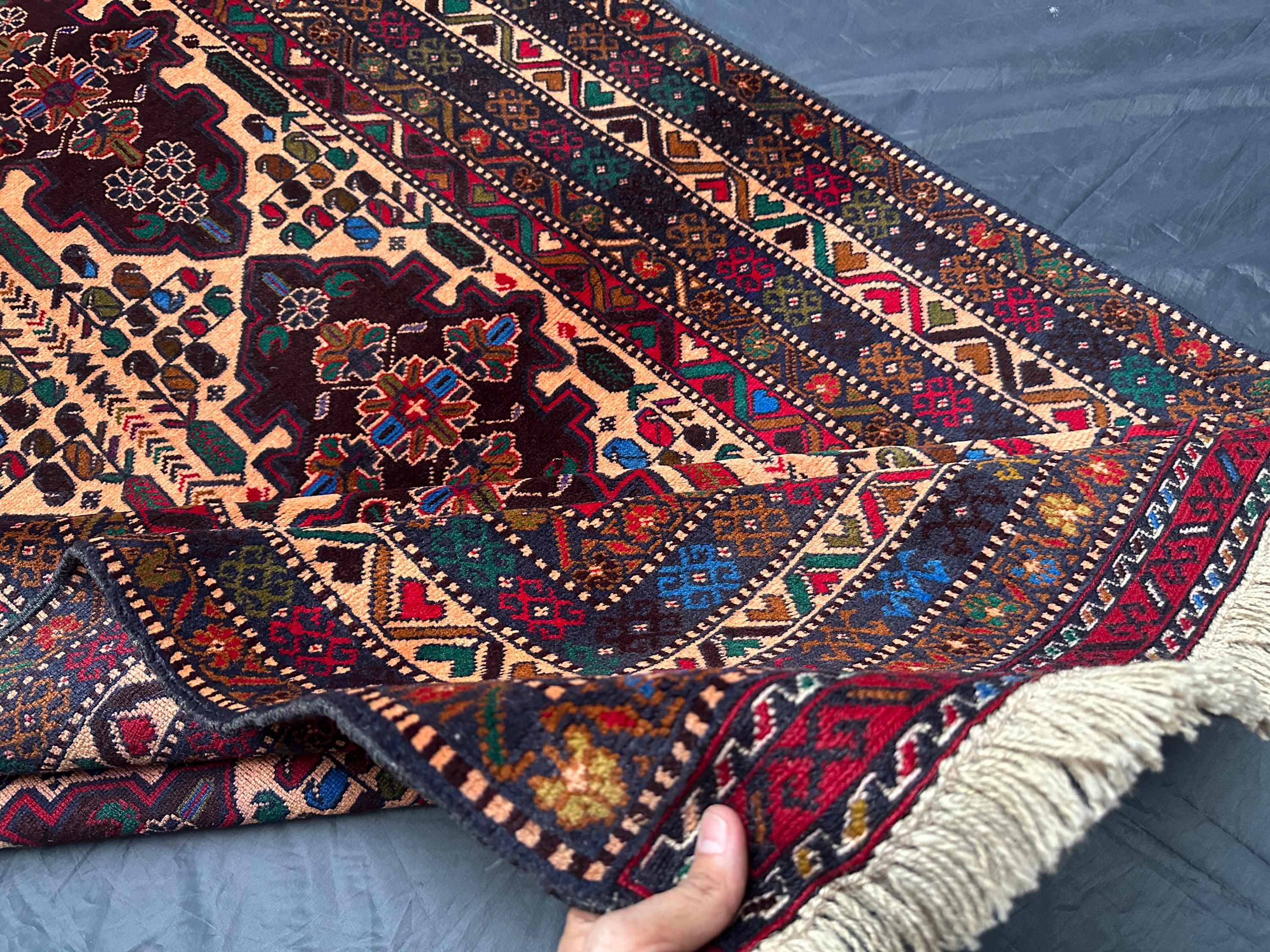 ヴィンテージ バルーチウールラグ：4 x 7フィート、幾何学模様の