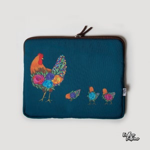 Padded laptop sleeve with a modern design. Lightweight and durable yet, keeping your laptop safe. fits all 14 inch laptops.
