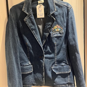 Unik, handsydd, återvunnen jeansjacka i storlek 16-20. Vacker blommig design med Humming Bird från PK Custom Clobber Steampunk Boho.