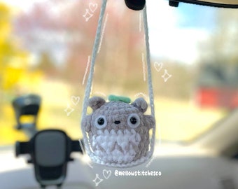 Peluche de Totoro en un columpio de MellowStitchesCo / Accesorios para el automóvil / Peluche de Totoro / Juguete de Totoro hecho a mano