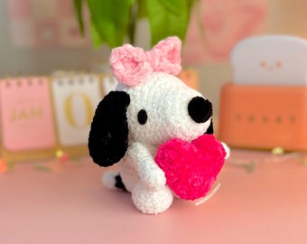 かぎ針編みのスヌーピーとウッドストックのぬいぐるみ