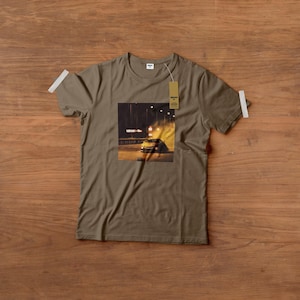 Smokey on a British motorway Men&#39;s classic tee