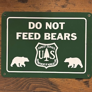 Letrero metálico "No alimentar osos". Resistente y apto para uso en interiores y exteriores. Hecho a mano en EE. UU. Serigrafiado. Señales de naturaleza.