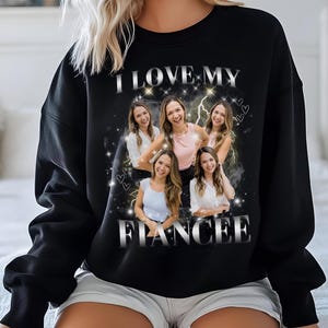 Pu&ograve; includere: Felpa nera con il testo "I love my fiancee" e un collage di cinque volti di donne. La felpa ha un design scintillante con cuori e fulmini.