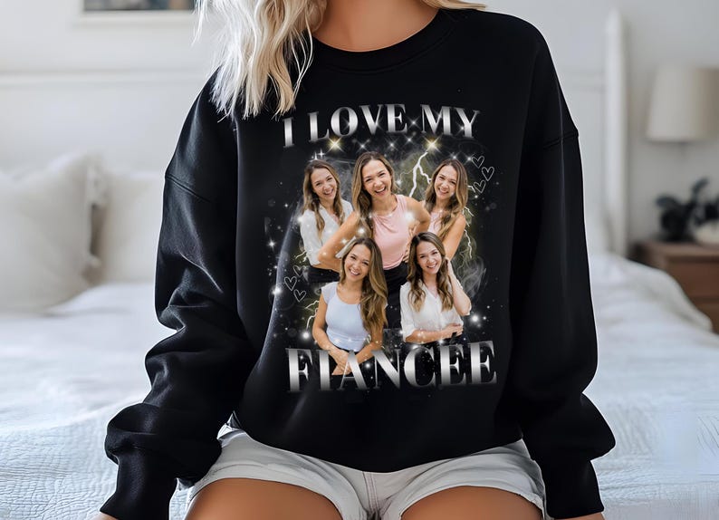 Pu&ograve; includere: Felpa nera con il testo "I love my fiancee" e un collage di cinque volti di donne. La felpa ha un design scintillante con cuori e fulmini.