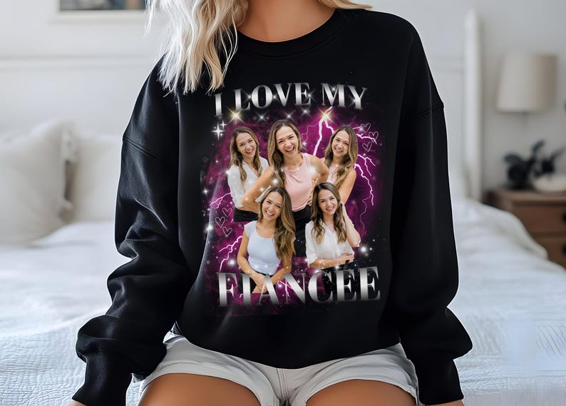 Pu&ograve; includere: Felpa nera con il testo "I love my fiancee" in lettere argentate glitter. La felpa presenta una grafica rosa e viola con fulmini e cuori. Ci sono cinque foto di donne nella grafica.