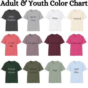Pu&ograve; includere: Tabella colori che mostra 18 diversi colori di magliette, tra cui nero, bianco, rosso, blu, verde e altro ancora. La tabella &egrave; etichettata "Adult & Youth Color Chart".