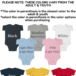 Pu&ograve; includere: Tabella colori per body per neonati e magliette per bambini piccoli. La tabella mostra 10 colori diversi con i loro equivalenti di colore adulto e giovanile pi&ugrave; vicini tra parentesi. I colori includono nero, grigio melange (grigio sportivo), bianco, azzurro (azzurro chiaro), rosa (rosa chiaro), blu navy (blu navy), burro (oro) e rosso (rosso).