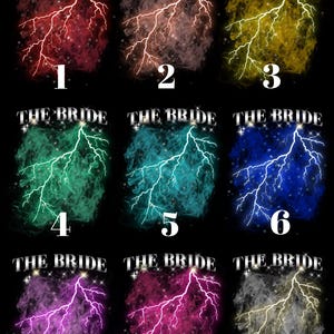 Pu&ograve; includere: Nove diversi design del testo "The Bride" con una grafica di fulmine. Ogni design presenta una diversa combinazione di colori, tra cui rosso, rosa, blu, verde e giallo.