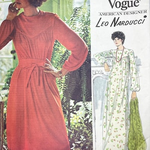 Pode incluir: Um padrão de costura vintage para um vestido longo e fluido com decote franzido e mangas compridas. O padrão é do designer americano Leo Narducci e faz parte da linha Very Easy Vogue. O número do padrão é 1201.