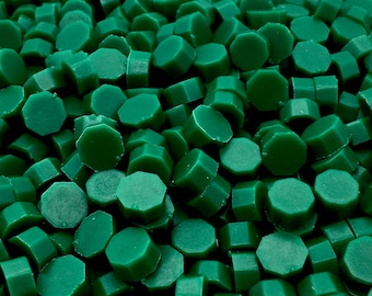 Puede incluir: Un montón grande de cuentas de cera de sellado de color verde oscuro. Las cuentas son hexagonales y son perfectas para sellar sobres o agregar un toque decorativo a las manualidades.