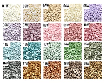 Puede incluir: Surtido de 20 colores de cuentas de cera para sellar. Las cuentas son pequeñas y redondas, y están dispuestas en un patrón de cuadrícula. Los colores incluyen blanco, beige, lavanda, rosa, azul claro, verde, gris, oro y plata.