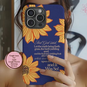 Puede incluir: Funda de tel&eacute;fono azul marino con girasoles amarillos y una cita b&iacute;blica. La funda est&aacute; dise&ntilde;ada para dispositivos Apple, Google Pixel y Samsung. La funda tiene un acabado mate.