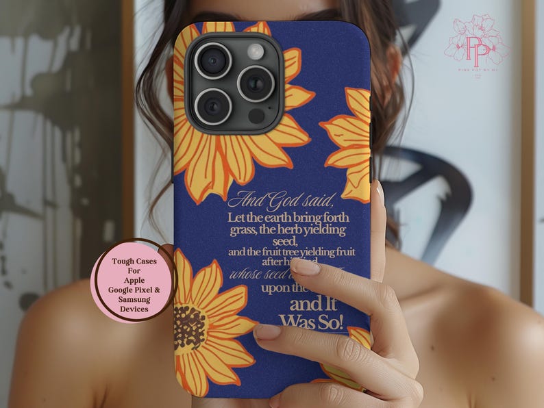 Puede incluir: Funda de tel&eacute;fono azul marino con girasoles amarillos y una cita b&iacute;blica. La funda est&aacute; dise&ntilde;ada para dispositivos Apple, Google Pixel y Samsung. La funda tiene un acabado mate.