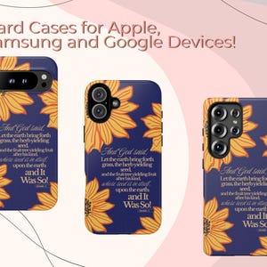 Puede incluir: Fundas r&iacute;gidas para tel&eacute;fonos para dispositivos Apple, Samsung y Google. Las fundas presentan un fondo azul marino con girasoles amarillos y un vers&iacute;culo b&iacute;blico. El texto de la funda dice: "Y dijo Dios...y fue as&iacute;!"