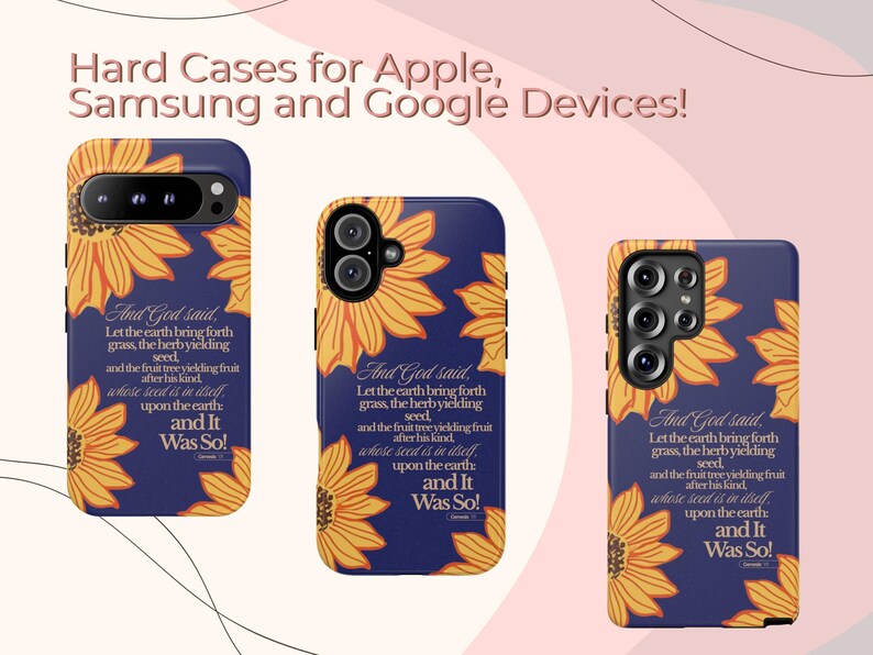 Puede incluir: Fundas r&iacute;gidas para tel&eacute;fonos para dispositivos Apple, Samsung y Google. Las fundas presentan un fondo azul marino con girasoles amarillos y un vers&iacute;culo b&iacute;blico. El texto de la funda dice: "Y dijo Dios...y fue as&iacute;!"