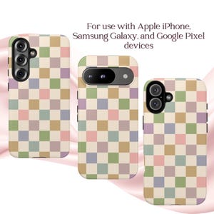 Puede incluir: Tres fundas para tel&eacute;fono con un patr&oacute;n de tablero de ajedrez en colores pastel: beige, rosa, verde, morado y naranja. Las fundas est&aacute;n dise&ntilde;adas para dispositivos Apple iPhone, Samsung Galaxy y Google Pixel. El texto en la parte superior dice: "Para usar con dispositivos Apple iPhone, Samsung Galaxy y Google Pixel."