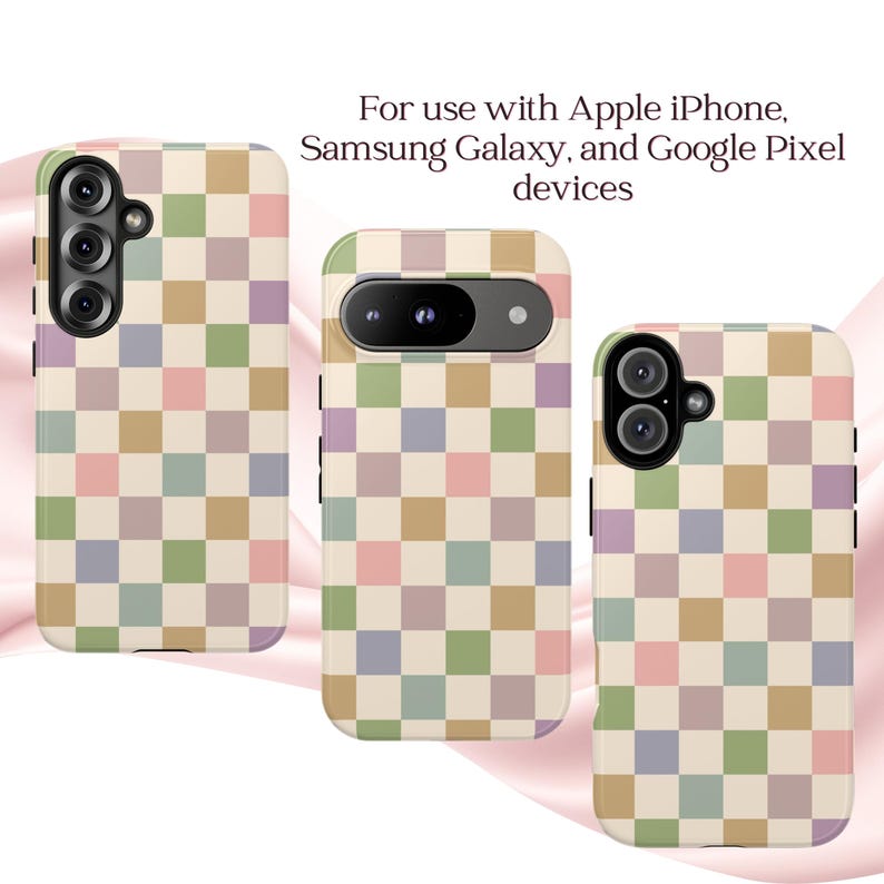 Puede incluir: Tres fundas para tel&eacute;fono con un patr&oacute;n de tablero de ajedrez en colores pastel: beige, rosa, verde, morado y naranja. Las fundas est&aacute;n dise&ntilde;adas para dispositivos Apple iPhone, Samsung Galaxy y Google Pixel. El texto en la parte superior dice: "Para usar con dispositivos Apple iPhone, Samsung Galaxy y Google Pixel."