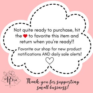 Puede incluir: Gr&aacute;fico rosa con un contorno en forma de nube que contiene texto. El texto anima a marcar como favorito el art&iacute;culo y la tienda para recibir notificaciones y alertas de venta. Tambi&eacute;n hay un logotipo floral y las palabras "&iexcl;Gracias por apoyar a las peque&ntilde;as empresas!"