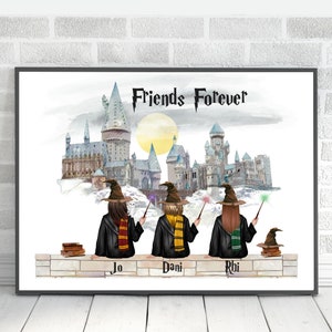 Peut inclure: Impression encadrée représentant trois personnages en robes de sorciers avec des baguettes, devant un château et une lune jaune. Les mots "Friends Forever" sont au-dessus des personnages. Noms "Jo", "Dani" et "Rhi" en dessous.