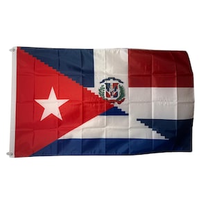 Könnte beinhalten: Eine Flagge mit der kubanischen Flagge auf der linken Seite und der dominikanischen Flagge auf der rechten Seite. Die Flaggen sind zusammengenäht, um eine einzige Flagge zu bilden.