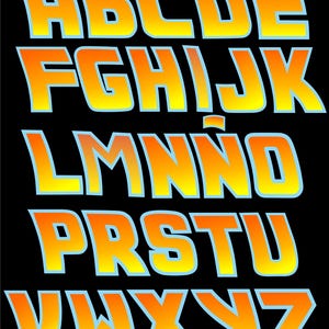 Puede incluir: Letras del alfabeto de la A a la Z en una fuente audaz y estilizada. Las letras están en un degradado de naranja a amarillo, delineadas en azul claro, sobre un fondo negro. La fuente tiene un diseño retro.