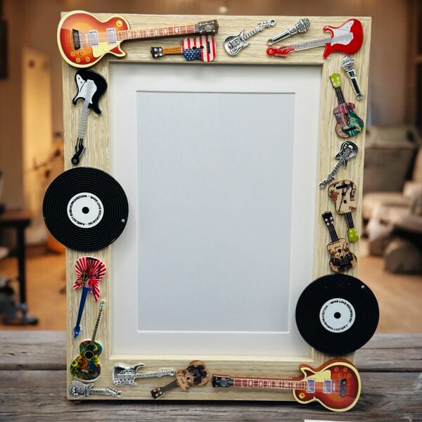 Delizia per gli amanti della chitarra/ cornice per chitarra elettrica/ idea regalo anni '70/ cornice per foto decorata con chitarra, disco e microfono/ regalo unico per la musica rock