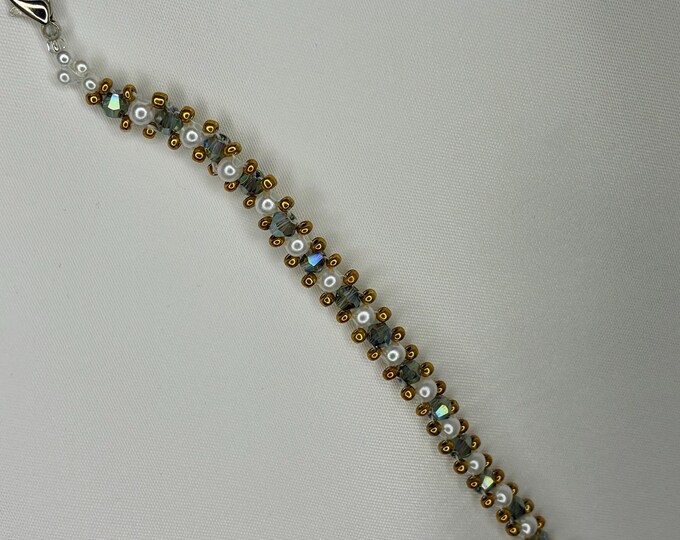 Elegant bracelet made of galvanized glass beads and seed beads – handcrafted jewelry. With extension.