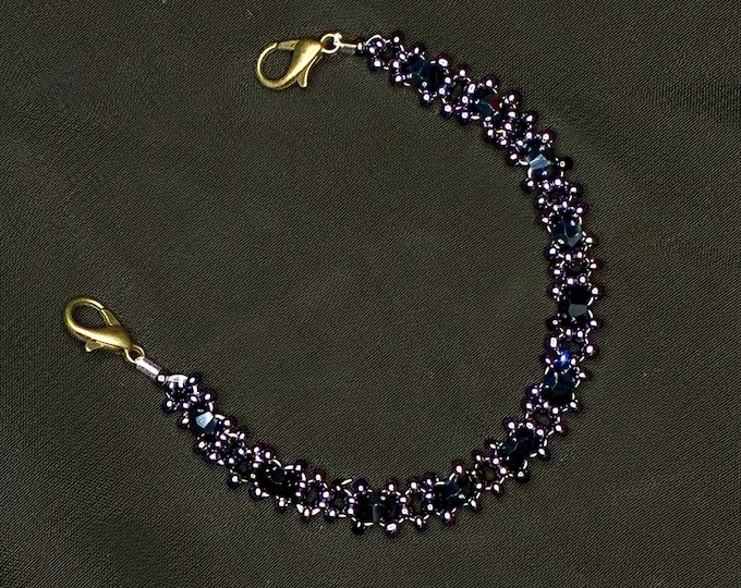 Elegant bracelet made of galvanized glass beads and seed beads – handcrafted jewelry. With extension.