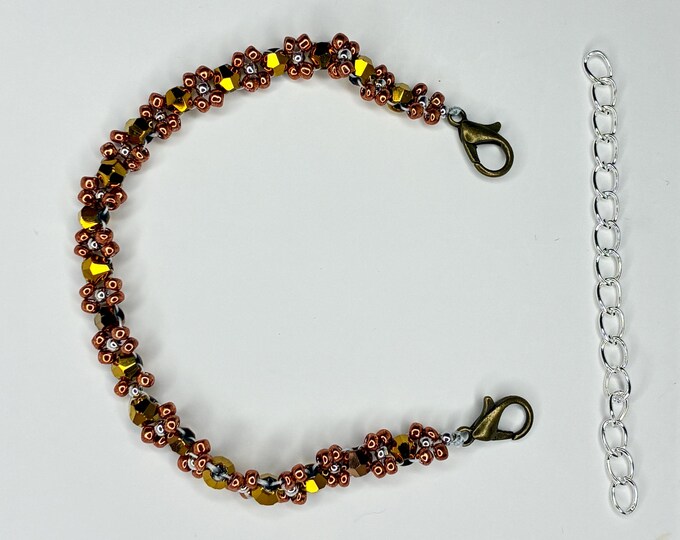 Elegant beaded bracelet made of electroplated glass beads and seed beads – handcrafted jewelry. 16.5 cm; with extension.