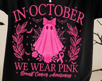 A ottobre indossiamo il rosa PNG, Halloween Pink Ghost PNG, Maglietta di Halloween, Sensibilizzazione sul cancro al seno PNG, Retro Breast Cancer PNG
