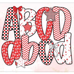 Può includere: Un design decorativo con le lettere "ABCD" in maiuscolo e minuscolo. Le lettere sono in motivi rossi, bianchi e neri, tra cui fiocchi, stelle e un motivo a scacchi. Lo sfondo è rosa tenue.