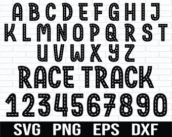 以下が含まれることがあります： レーストラックのデザインが施された白黒のアルファベットと数字。文字と数字は白で縁取られ、破線でデザインされています。「RACE TRACK」という言葉も画像に含まれています。画像には「SVG PNG EPS DXF」という言葉も含まれています。