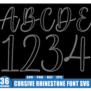 Peut inclure: Fond noir avec des lettres et des chiffres blancs de style strass. Les lettres A, B, C, D et E sont affichées en cursive. Les chiffres 1, 2, 3 et 4 sont également présents. Le texte "36 DESIGNS" et "CURSIVE RHINESTONE FONT SVG" sont inclus.