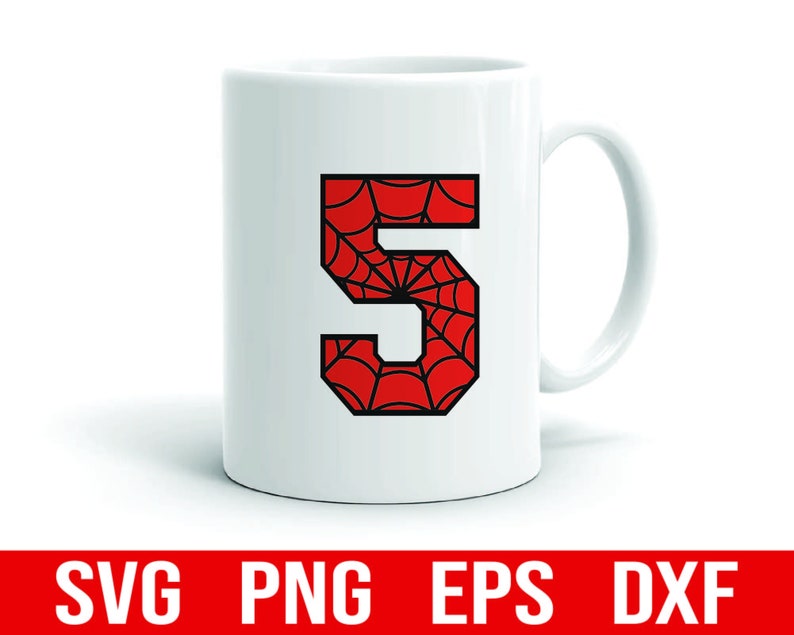 K&ouml;nnte beinhalten: Eine wei&szlig;e Keramiktasse mit einem roten und schwarzen Nummer-5-Design. Die Nummer ist mit einem Spinnennetz-Muster gef&uuml;llt.