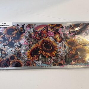 Peut inclure: Une feuille de 20 autocollants assortis repr&eacute;sentant des tournesols, des papillons et d'autres motifs floraux. Les autocollants sont imprim&eacute;s sur un fond transparent et sont parfaits pour ajouter une touche de fantaisie &agrave; votre agenda, votre journal ou votre ordinateur portable.