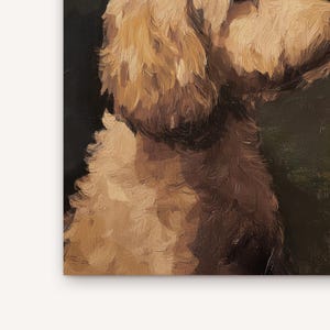 Op de afbeelding: Een close-up van een lichtbruine hond met pluche vacht. De hond kijkt naar links in de afbeelding. De achtergrond is donkergroen.