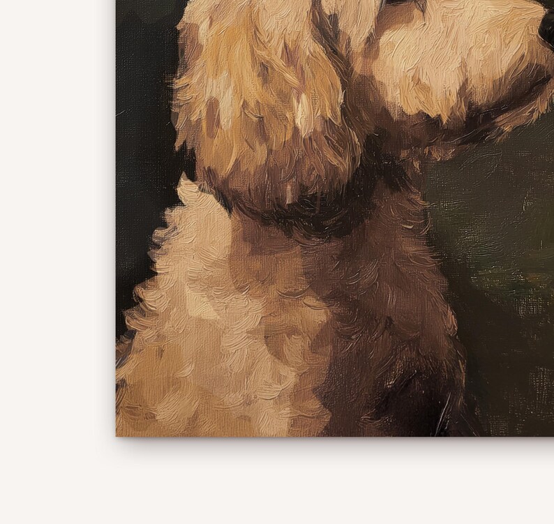 Op de afbeelding: Een close-up van een lichtbruine hond met pluche vacht. De hond kijkt naar links in de afbeelding. De achtergrond is donkergroen.