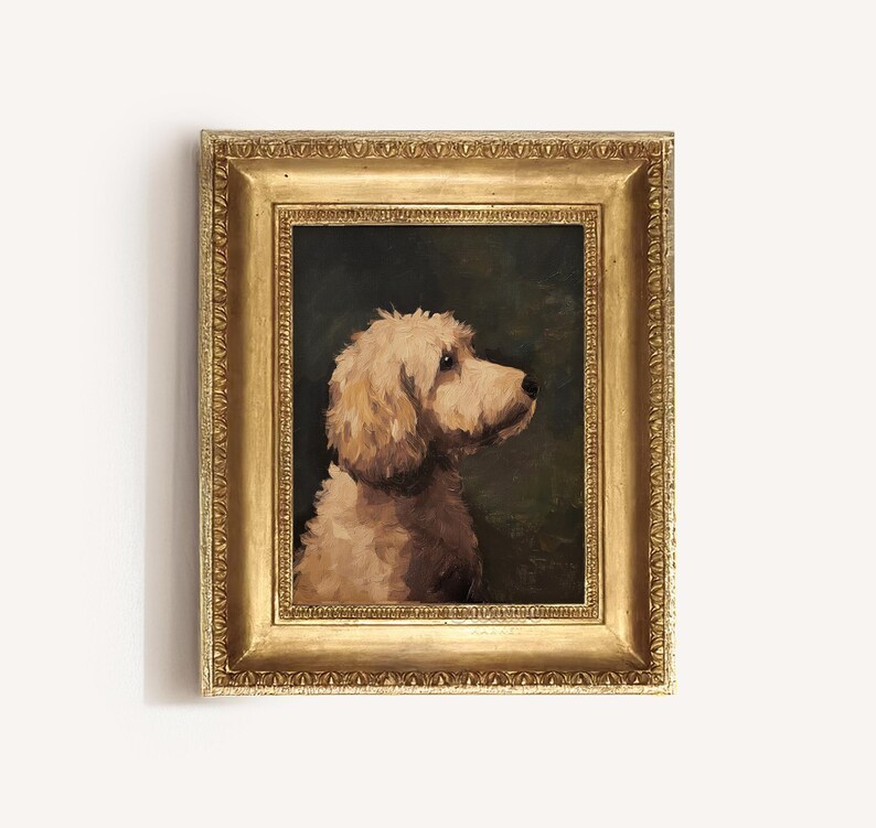 Op de afbeelding: Een ingelijst olieverfschilderij van een lichtbruine hond met zijn hoofd naar de zijkant gedraaid. De hond is geplaatst tegen een donkergroene achtergrond. De lijst is goudkleurig met een decoratieve rand.